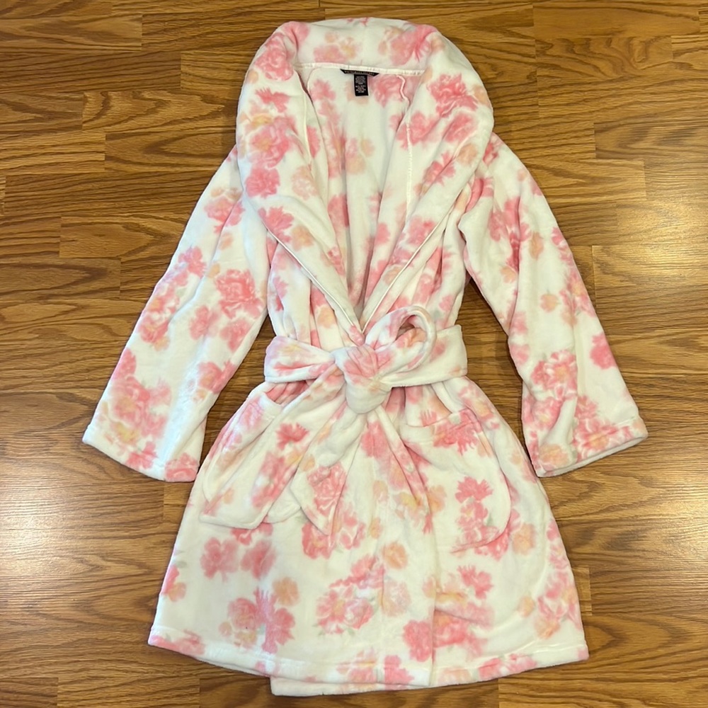 NEW never worn Victoria’s Secret Soft Fluffy Robe
